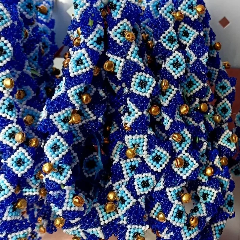 پلاک تزئینی کبوتر طرح چشم‌نظر با مهره‌های آبی و زنگوله طلایی